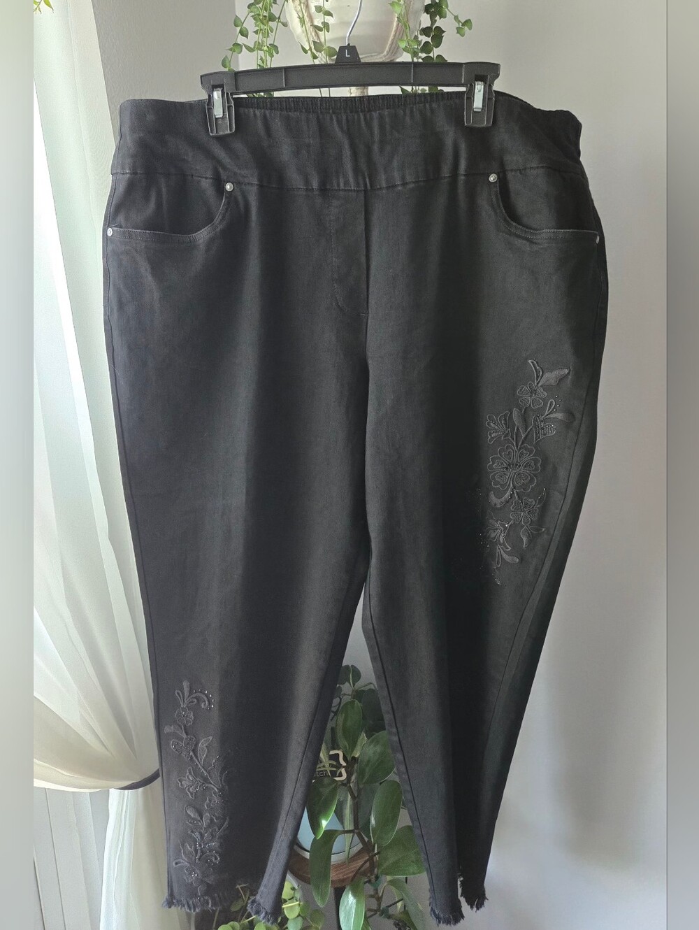 Alfred Dunner Black Embroidered Capri Pants Size 18W Pull On Stretch Frayed Hem